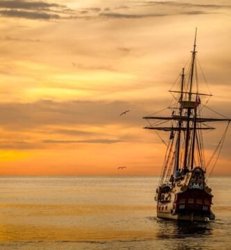 Barco navegando hacia el horizonte simbolizando avanzar en la vida con dudas