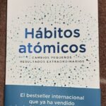 Libro Hábitos Atómicos de James Clear sobre hábitos y desarrollo personal