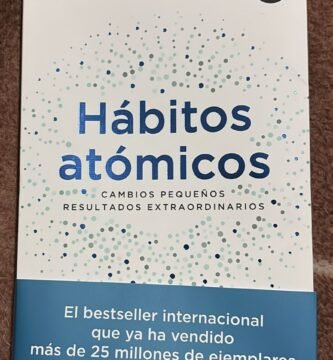 Libro Hábitos Atómicos de James Clear sobre hábitos y desarrollo personal