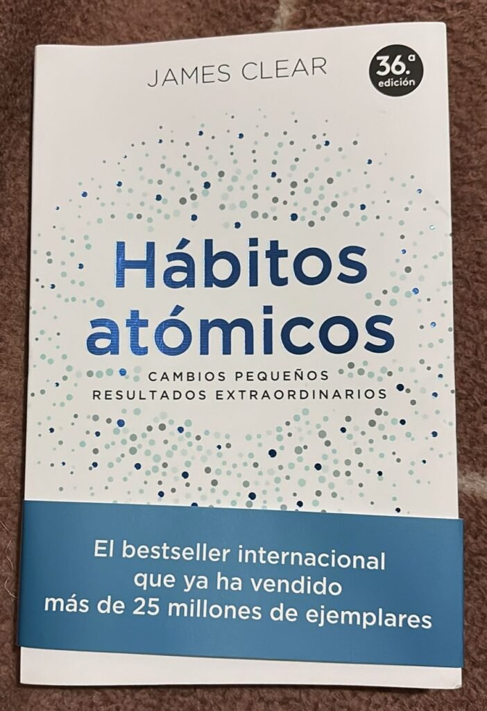 Libro Hábitos Atómicos de James Clear sobre hábitos y desarrollo personal