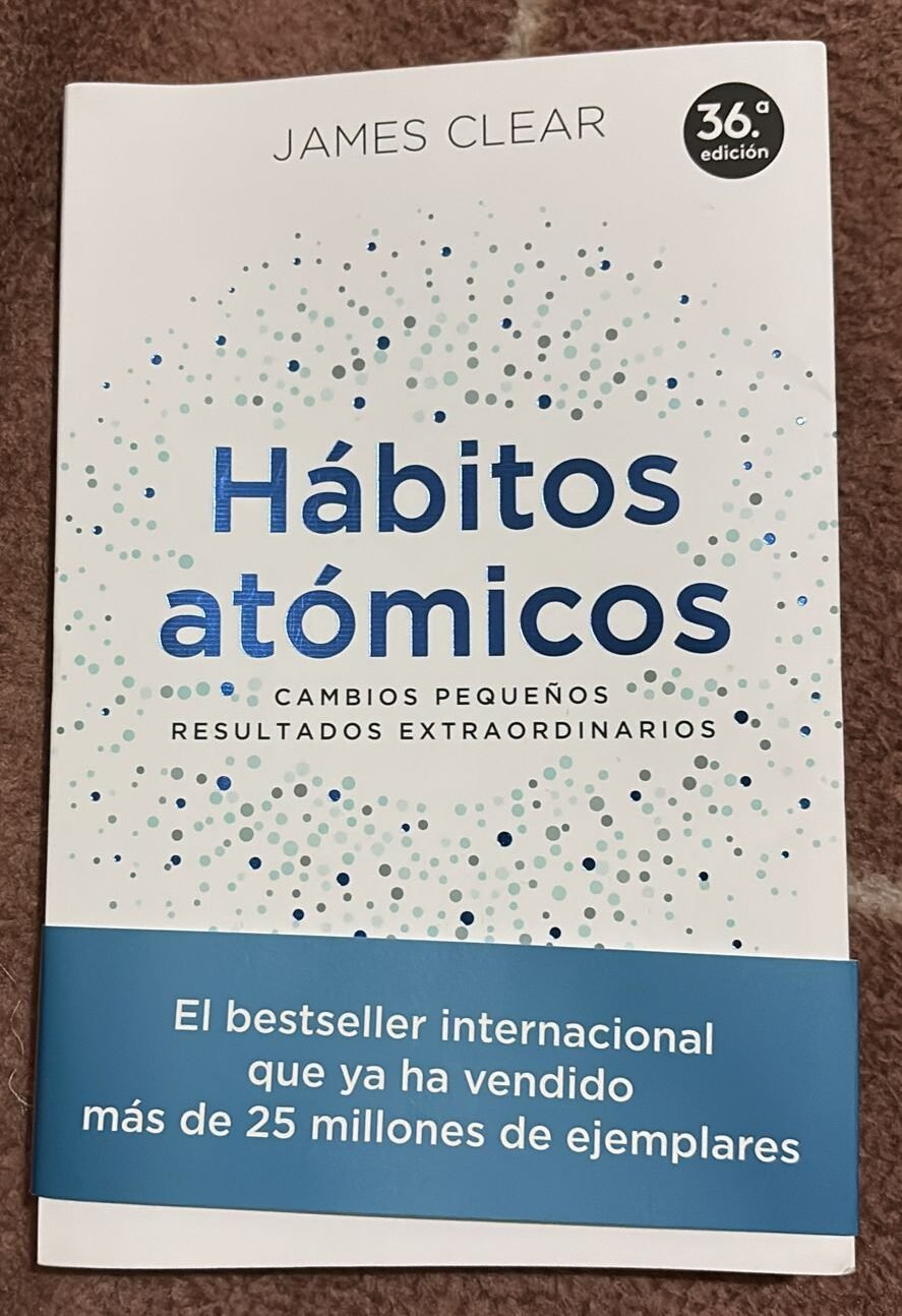Libro Hábitos Atómicos de James Clear sobre hábitos y desarrollo personal