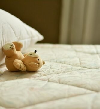 Persona haciendo la cama como hábito diario para empezar el día mejor