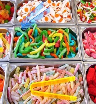 Gominolas representando un mal hábito alimenticio, con alternativa saludable al lado