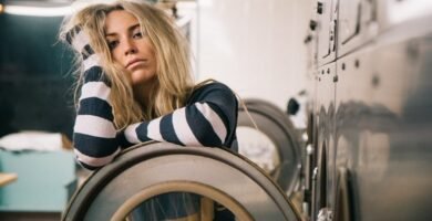 Persona cansada sin motivación, reflejando falta de energía y dificultad para empezar tareas