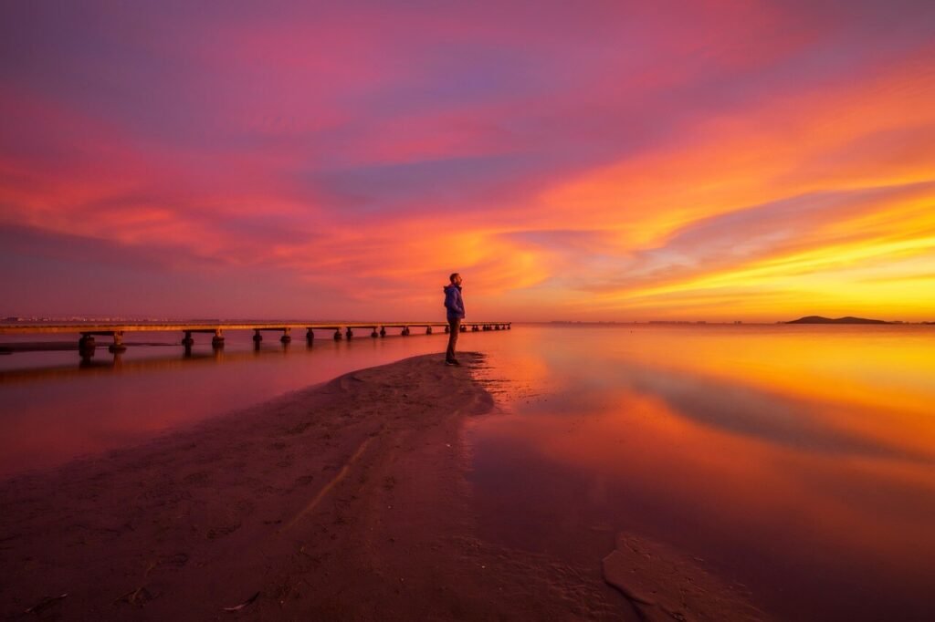 Persona reflexionando al amanecer, simbolizando crecimiento personal y preparación para el futuro