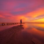 Persona reflexionando al amanecer, simbolizando crecimiento personal y preparación para el futuro