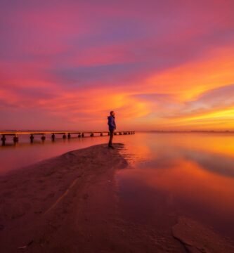 Persona reflexionando al amanecer, simbolizando crecimiento personal y preparación para el futuro