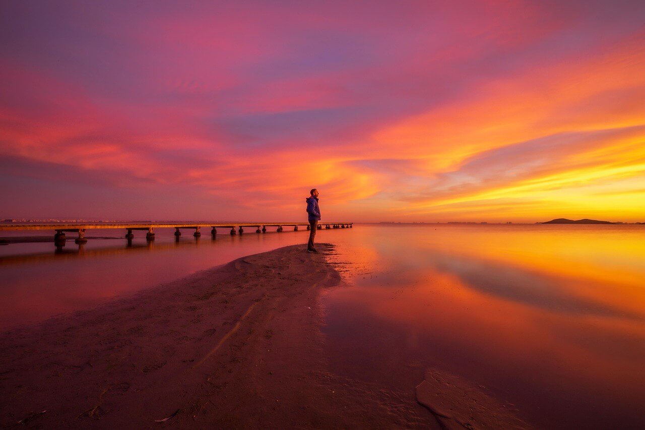 Persona reflexionando al amanecer, simbolizando crecimiento personal y preparación para el futuro