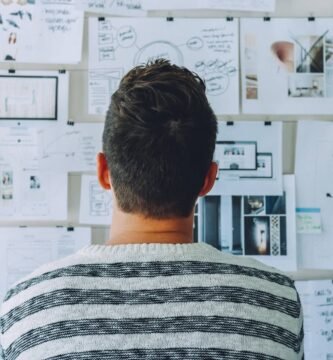 Persona reflexionando sobre cómo empezar y continuar proyectos