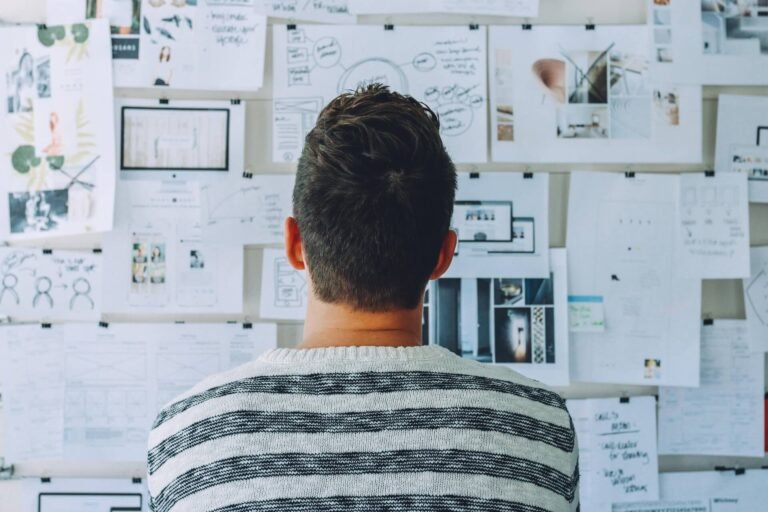 Persona reflexionando sobre cómo empezar y continuar proyectos