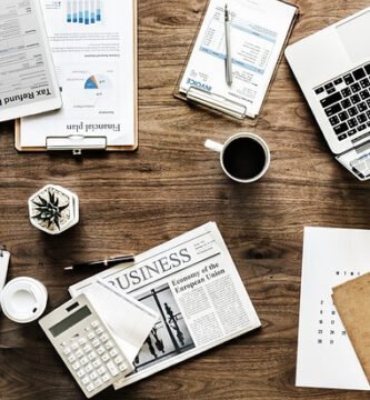 Cuaderno abierto con notas a medias representando proyectos incompletos y hábitos no terminados