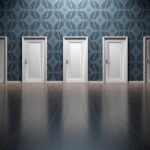 persona frente a varias puertas simbolizando la dificultad de tomar decisiones