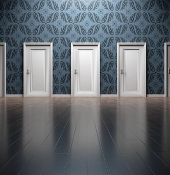 persona frente a varias puertas simbolizando la dificultad de tomar decisiones